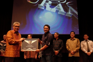 SVP Investment and Corporate Planning Asuransi Astra, Maximiliaan Agatisianus (kanan) saat menerima penghargaan Investor Best Insurance Award 2018 SVP Investment and Corporate Planning Asuransi Astra, Maximiliaan Agatisianus (kanan) saat menerima penghargaan Investor Best Insurance Award 2018