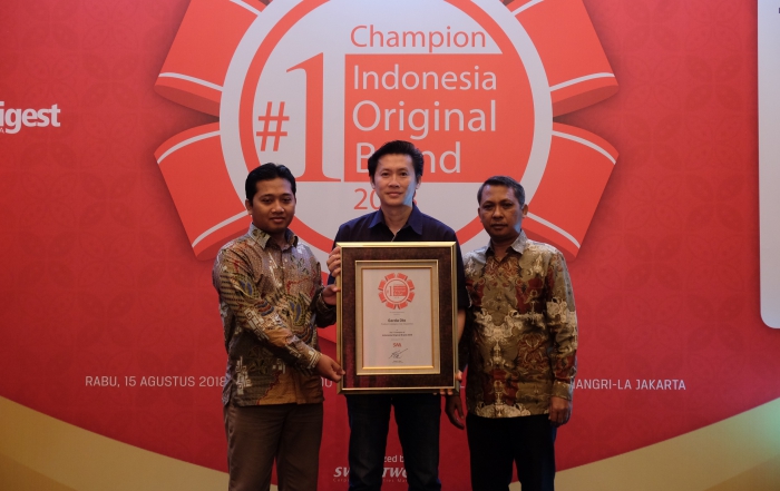 SVP Business Management Asuransi Astra, Adrianto (tengah) saat menerima Indonesia Original Brands 2018.