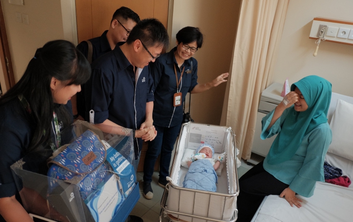 CEO Asuransi Astra, Rudy Chen saat mengunjungi peserta Garda Medika yang baru saja melahirkan di tanggal 12 September 2018.