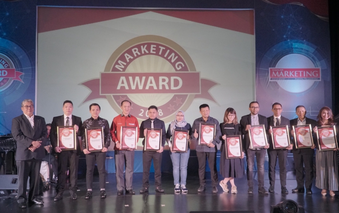SVP Digital Channel Asuransi Astra, Lusi Liesdiani saat menerima Indonesia Mobile Application Best Choice Award 2018.