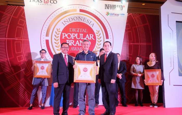 VP Communication, Event, & Service Management Asuransi Astra, L. Iwan Pranoto (tengah) saat menerima pengahargaan Indonesia Digital Popular Brand Award 2019.