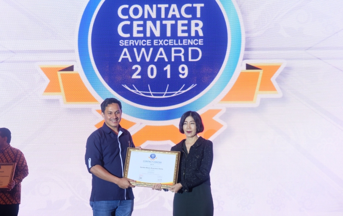 VP Health Operation Asuransi Astra, Bobby Ardi (kiri) saat menerima penghargaan Contact Center Service Excellence Award 2019