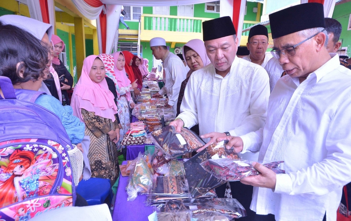 Ketua Dewan Komisioner OJK, Wimboh Santoso (kanan) bersama Direktur Astra, Suparno Djasmin (kiri) meninjau kerajinan UMKM binaan Pondok Pesantren As’ad Jambi.