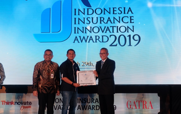 SVP Investment & Corporate Plannung Asuransi Astra, Maximiliaan Agatisianus (kiri) saat menerima penghargaan.