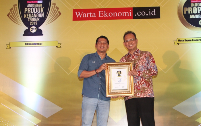 Maximiliaan Agatisianus (kiri) Menerima Penghargaan Anugerah Produk Keuangan Terbaik 2019 Pilihan Milenial dari Warta Ekonomi
