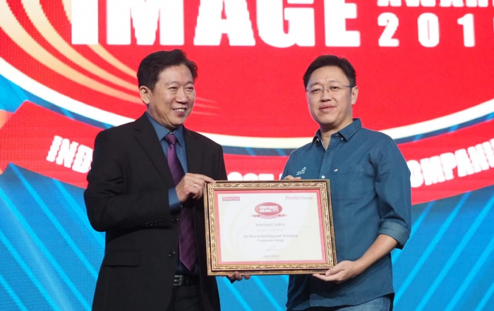 Rudy Chen, CEO Asuransi Astra (kanan) saat menerima penghargaan Corporat...