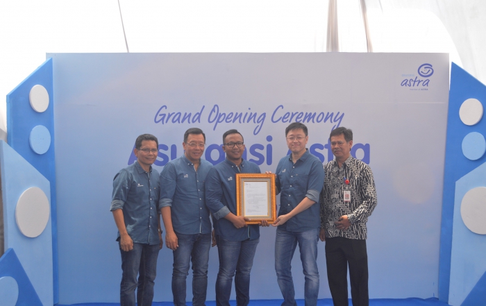 CEO Asuransi Astra, Rudy Chen (kedua kanan) menyerahkan piagam dari OJK secara estafet kepada Branch Head Asuransi Astra Kediri, Andi Victory Bangun (ketiga kiri) didampingi Kabag Pengawasan IKNB, Pasar Modal, dan Edukasi Perlindungan OJK Kediri, Tetra Yanuar (kanan), Chief Marketing Officer Retail Business Asuransi Astra, Gunawan Salim (kedua kiri), dan Regional Manager Jabar-Jateng-Jatim-Intim Asuransi Astra, Johnson Pangihutan (kiri).