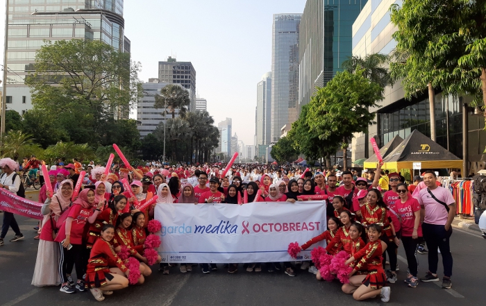 Segenap karyawan Asuransi Astra turut meramaikan Pinkwalk.
