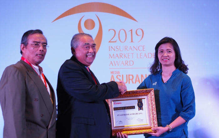 SVP Accounting & Finance Asuransi Astra, Lia Singgih (kanan) saat menerima penghargaan