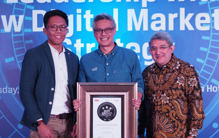 SVP Communication, Event, & Service Management Asuransi Astra, L. Iwan Pranoto (tengah) saat menerima penghargaan IBBA 2019.