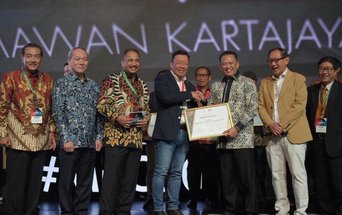 Chief Marketing Officer – Retail Business Asuransi Astra, Gunawan Salim (keempat kiri) saat menerima penghargaan Marketeer of The Year.