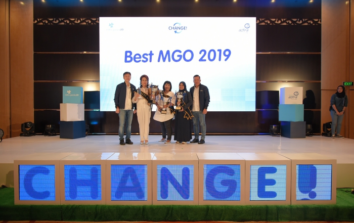 CEO Asuransi Astra, Rudy Chen (kiri) didampingi Chief Marketing Officer – Retail Business Asuransi Astra, Gunawan Salim (kanan) menyerahkan penghargaan kepada tiga MGO terbaik tahun 2019