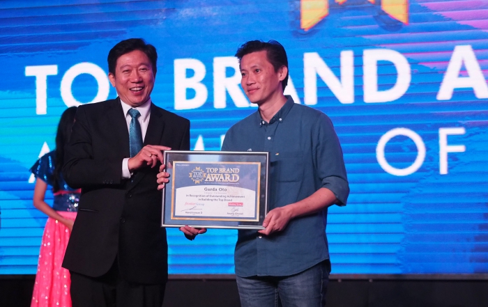 SVP Business Management Asuransi Astra, Adrianto (kanan) saat menerima Top Brand Award 2020