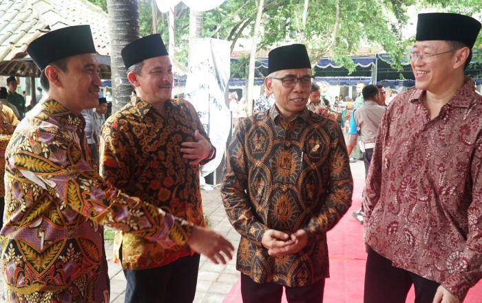 Ketua Dewan Komisioner Otoritas Jasa Keuangan (OJK) Wimboh Santoso (kedua dari kanan) berbincang dengan Chief Executive Officer Asuransi Astra Rudy Chen (pertama dari kanan), Adi Sepiarso Chief of Astra Financial (pertama dari kiri), Riza Deliansyah selaku Deputy Chief of Corporate Affairs Astra International (kedua dari kiri) usai peresmian Bank Wakaf Mikro Ahmad Taqiuddin Mansur (ATQIA).