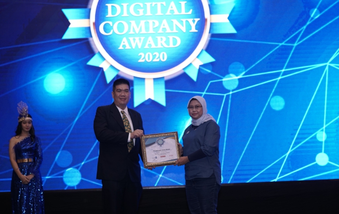 SVP Digital Channel Asuransi Astra, Lusi Liesdiani saat menerima Top Digital Company Award 2020