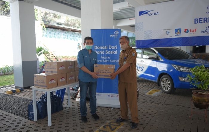 Penyerahan bantyan paket sembako di Kantor Pusat Asuransi Astra.