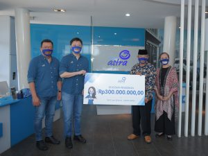 CEO Asuransi Astra, Rudy Chen (kedua kiri) didampingi Chief Marketing Officer – Retail Business Asuransi Astra, Gunawan Salim (kiri) menyerahkan donasi beasiswa pendidikan senilai Rp300juta secara simbolis kepada Ketua dan Bendahara Yayasan Sana Dharma, Drs. Anang Suparman (kedua kanan) dan Farlia Damayanti (kanan).