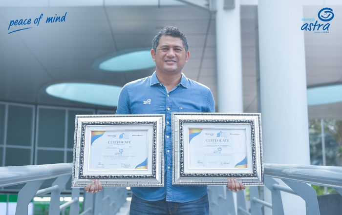 EVP Investment, Corporate Planning & Digital Asuransi Astra, Maximiliaan Agatisianus mewakili Asuransi Astra menerima penghargaan Indonesia Insurance Innovation Award 2020.