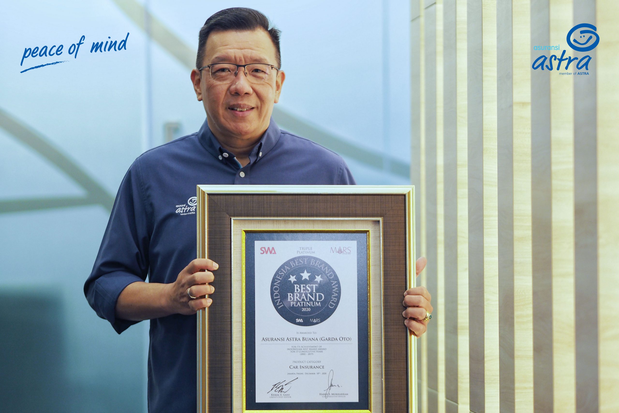 Chief Marketing Officer – Retail Business Asuransi Astra, Gunawan Salim menerima penghargaan Indonesia Best Brand Award 2020