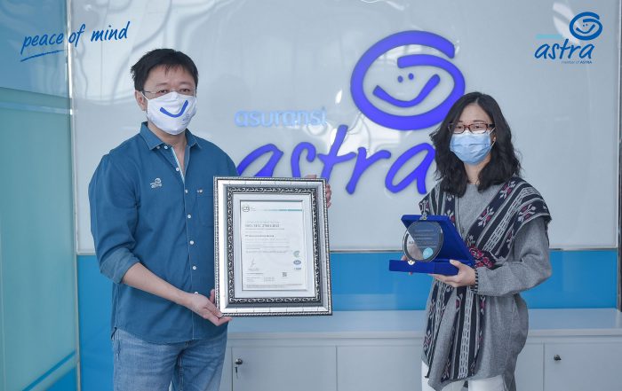 CEO Asuransi Astra Rudy Chen menerima sertifikasi standar internasional ISO 27001:2013 yang diberikan oleh President Director CBQA Global Yessiva.