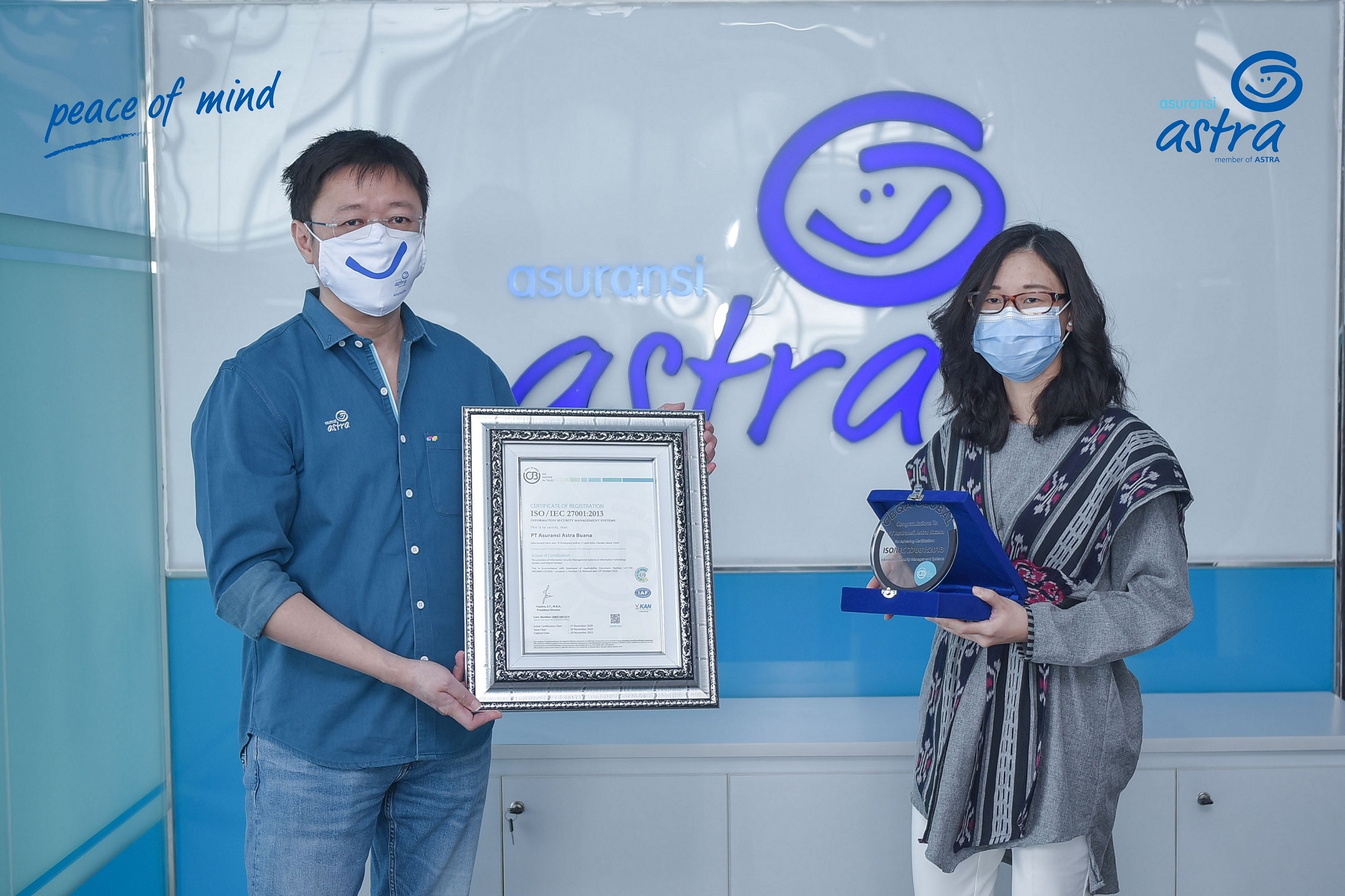 CEO Asuransi Astra Rudy Chen menerima sertifikasi standar internasional ISO 27001:2013 yang diberikan oleh President Director CBQA Global Yessiva.