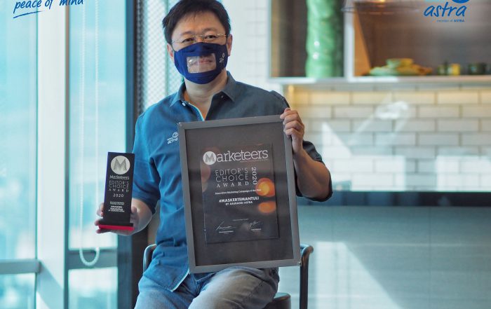 CEO Asuransi Astra Rudy Chen menerima penghargaan piala Marketeers Editor’s Choice Award 2020