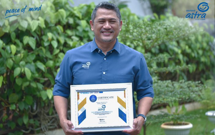 Maximiliaan Agatisianus, EVP Investment, Corporate Planning and Digital menerima penghargaan Indonesia’s Most Popular Digital Financial Brands 2021 dari Iconomics