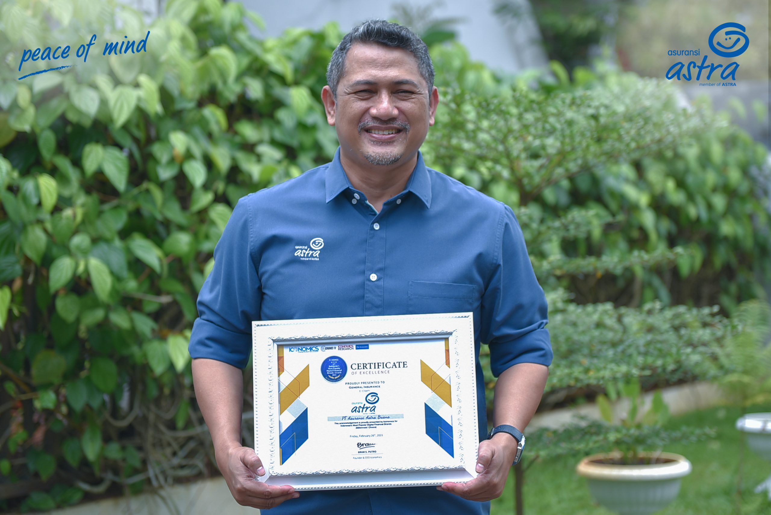 Maximiliaan Agatisianus, EVP Investment, Corporate Planning and Digital menerima penghargaan Indonesia’s Most Popular Digital Financial Brands 2021 dari Iconomics