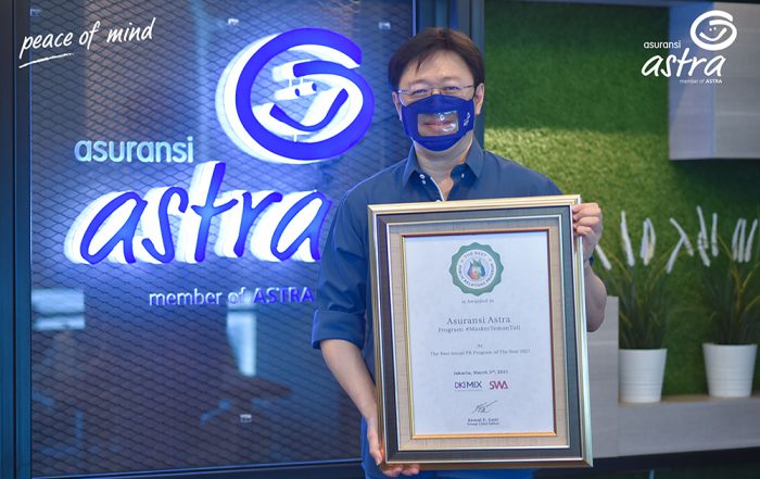 Rudy Chen, CEO Asuransi Astra, bersama dengan sertifikat penghargaan Indonesia PR of The Year 2021 untuk social campaign #MaskerTemanTuli