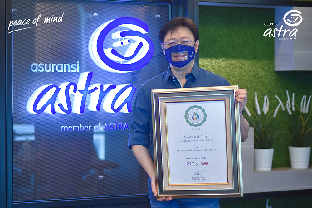 Rudy Chen, CEO Asuransi Astra, bersama dengan sertifikat penghargaan Indonesia PR of The Year 2021 untuk social campaign #MaskerTemanTuli