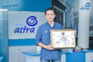 Adrianto Tjia, SVP Business Management menerima penghargaan Excellent Service Experience Award (ESEA) dari Majalah Marketing