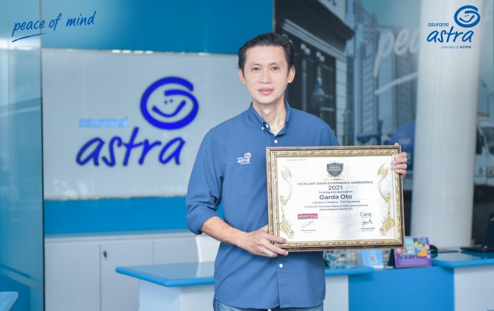 Adrianto Tjia, SVP Business Management menerima penghargaan Excellent Service Experience Award (ESEA) dari Majalah Marketing