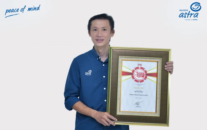Adrianto Tjia, SVP Business Management menerima penghargaan Indonesia Original Brands (IOB) dari Majalah Swa dan Business Digest tujuh tahun berturut-turut