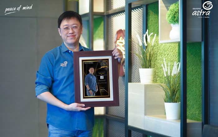 Rudy Chen, CEO Asuransi Astra menerima penghargaan Indonesia Best CEO Award 2021 “Employee’s Choice”