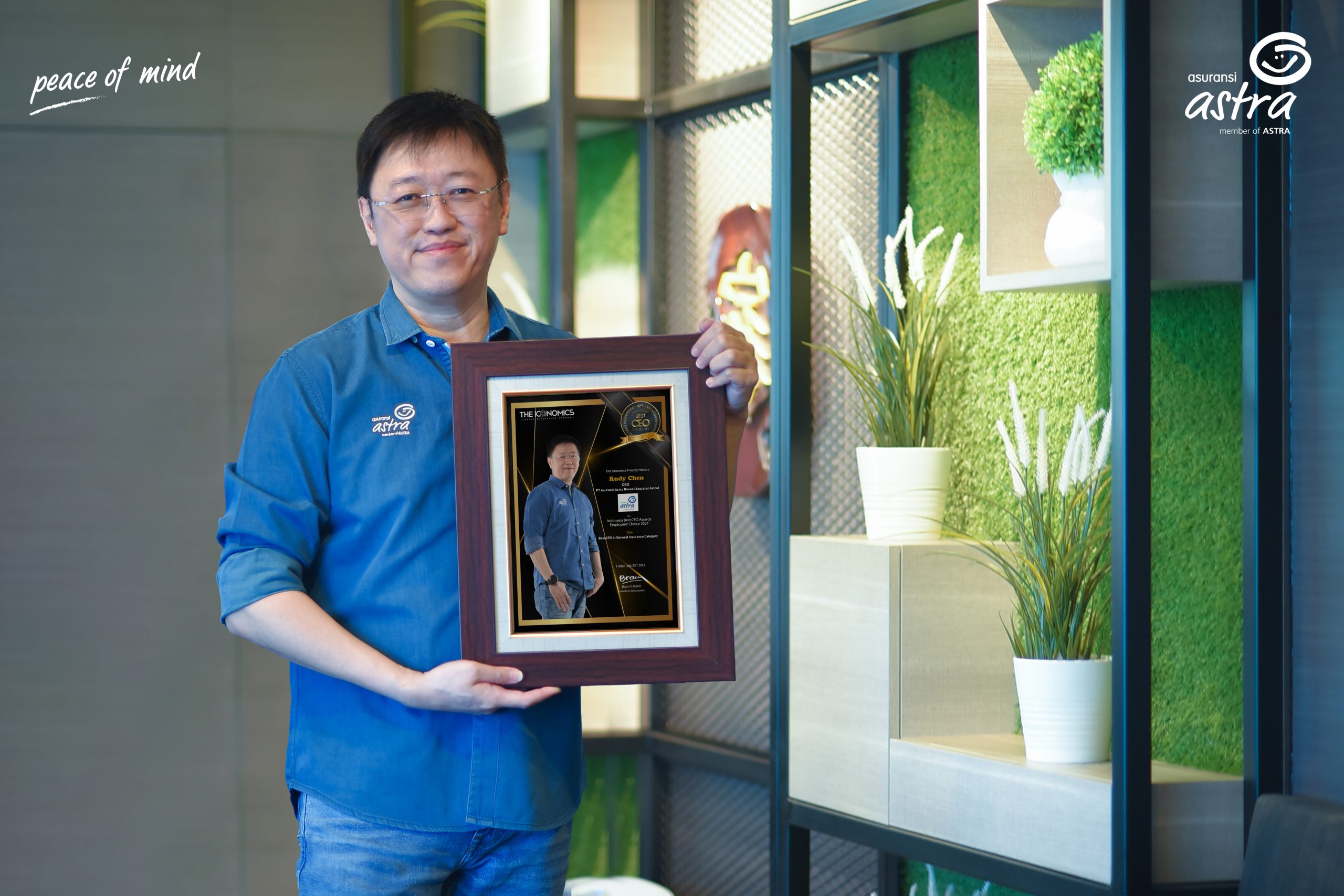Rudy Chen, CEO Asuransi Astra menerima penghargaan Indonesia Best CEO Award 2021 “Employee’s Choice”