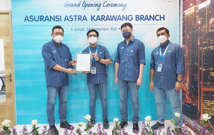 menerima sertifikat pembukaan kantor cabang baru di Karawang dari Otoritas Jasa Keuangan (OJK)