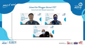 Rudy Chen, CEO Asuransi Astra melakukan kunjungan virtual untuk berkomunikasi langsung dengan pelanggan yang sedang berkunjung ke Kantor Cabang Surabaya