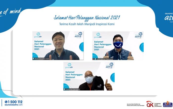 Rudy Chen, CEO Asuransi Astra melakukan kunjungan virtual untuk berkomunikasi langsung dengan pelanggan yang sedang berkunjung ke Kantor Cabang Surabaya