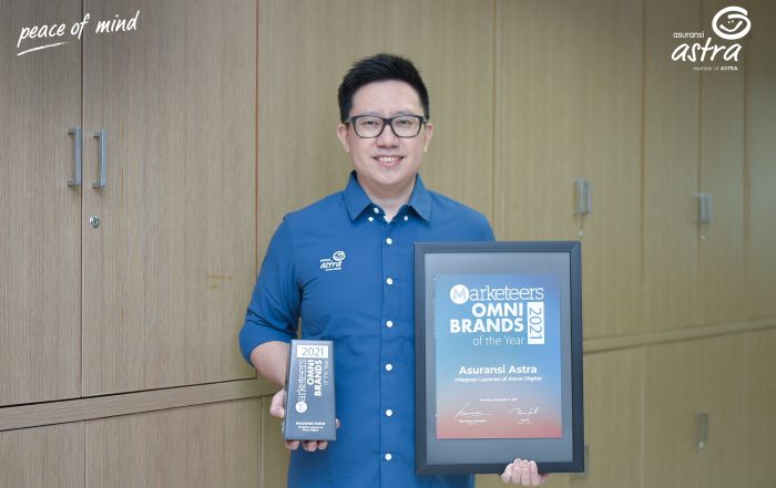Chief Digital Officer Asuransi Astra, Teddy Suryawan menerima penghargaan OMNI Brands of The Year 2021