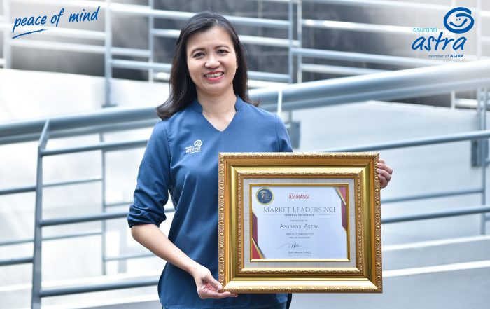 SVP Accounting & Finance Asuransi Astra, Lia Prilianty Singgih menerima penghargaan Insurance Market Leader Award 2021