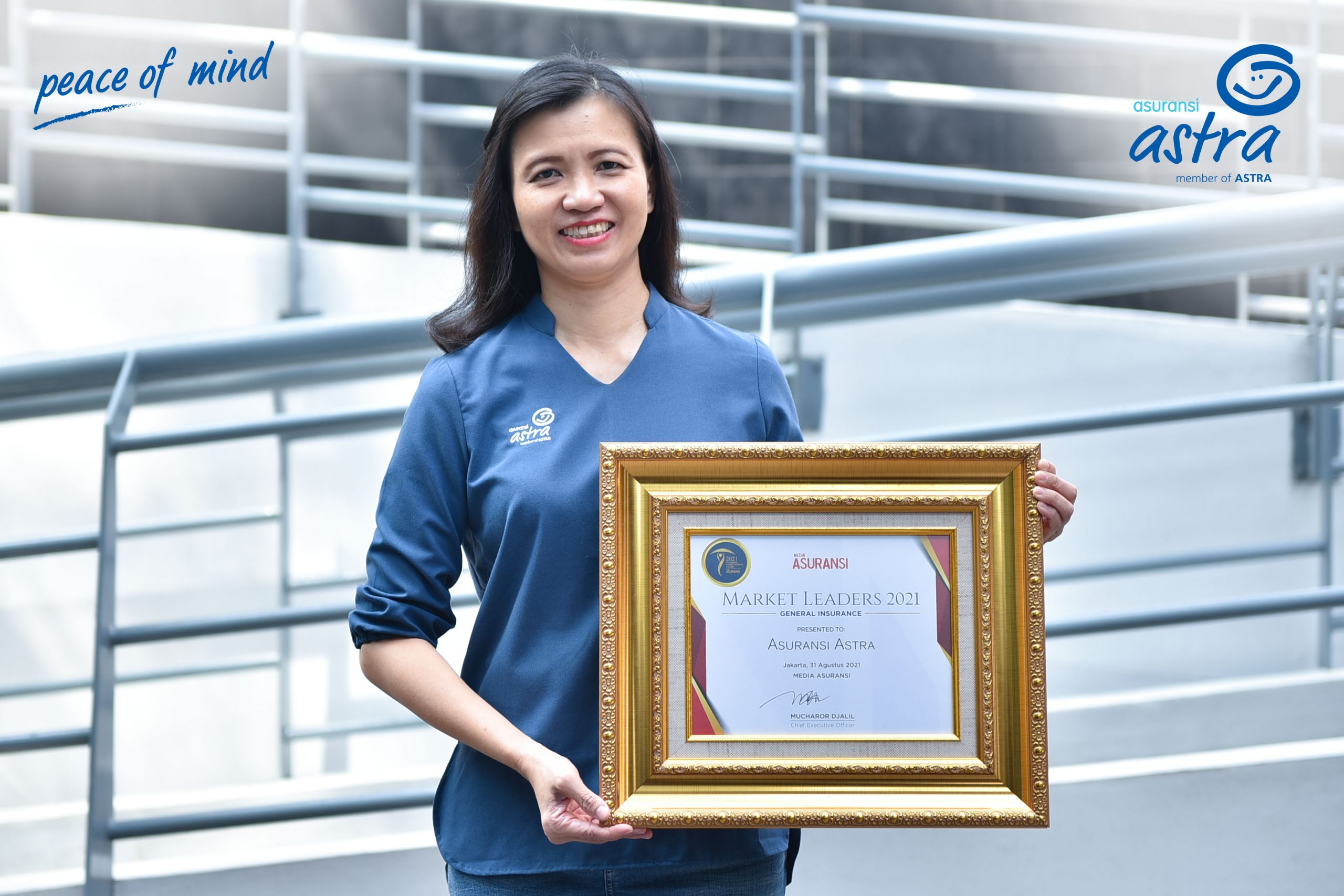 SVP Accounting & Finance Asuransi Astra, Lia Prilianty Singgih menerima penghargaan Insurance Market Leader Award 2021
