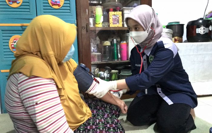 Salah satu finalis #AksiMudaIndonesia dari STIKes Budi Luhur Cimahi sedang cek kesehatan lansia pada program Lansia Sehati yang dilaksanakan di Desa Galanggang, Jawa Barat