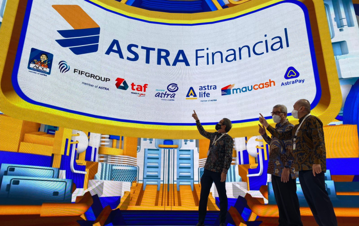 Booth Astra Financial & Logistic GIIAS 2021 secara resmi dibuka oleh Presiden Komisaris Astra Priyono Sugiarto (kiri), Kepala Eksekutif Pengawas Industri Keuangan Non Bank merangkap Anggota Dewan Komisioner Otoritas Jasa Keuangan Riswinandi (tengah), dan Direktur Astra yang sekaligus menjabat sebagai Director in Charge Astra Financial & Logistic Suparno Djasmin (kanan), pada Kamis, 11 November 2021, bertempat di Hall 2 ICE BSD City, Tangerang Selatan