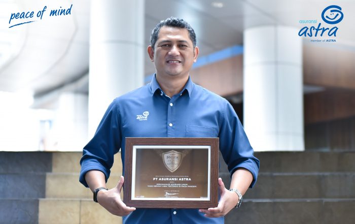 Chief Financial Officer Asuransi Astra, Maximiliaan Agatisianus saat menerima penghargaan Asuransi Tebaik 2021