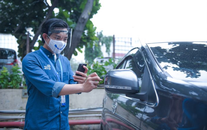 Proses kerja surveyor Asuransi Astra yang senantiasa melakukan cek kondisi mobil pelanggan saat hendak melakukan klaim