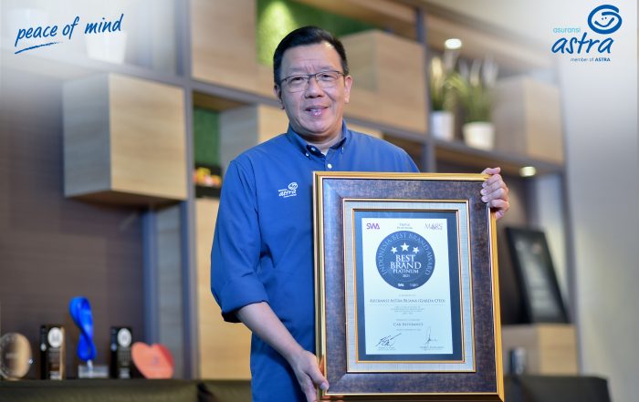 Chief Marketing Officer Retail Business Asuransi Astra, Gunawan Salim saat menerima penghargaan Indonesia Best Brand Award 2021.