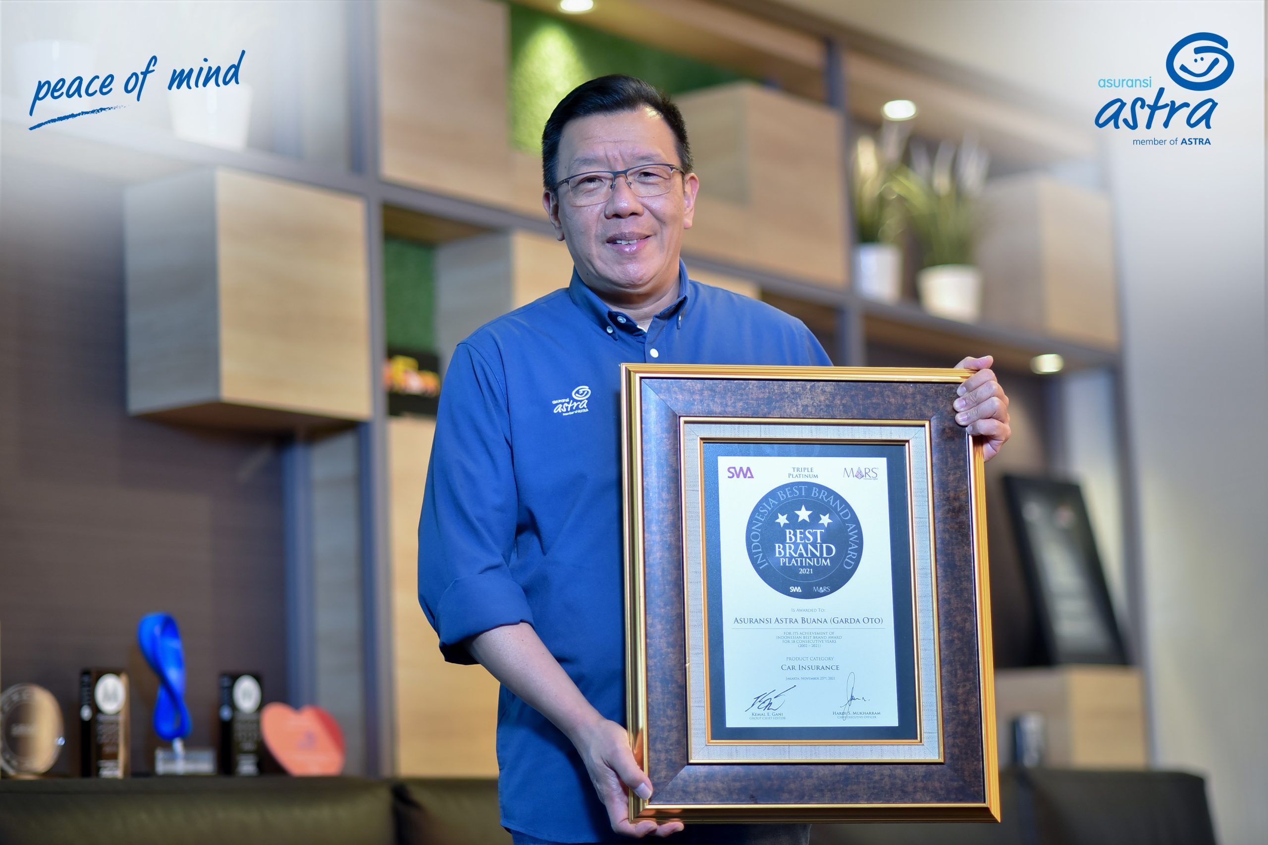 Chief Marketing Officer Retail Business Asuransi Astra, Gunawan Salim saat menerima penghargaan Indonesia Best Brand Award 2021.