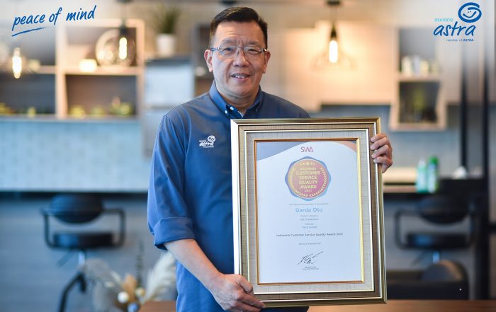 Chief Marketing Officer Retail Business Asuransi Astra, Gunawan Salim saat menerima penghargaan Indonesia Customer Service Quality Award 2021
