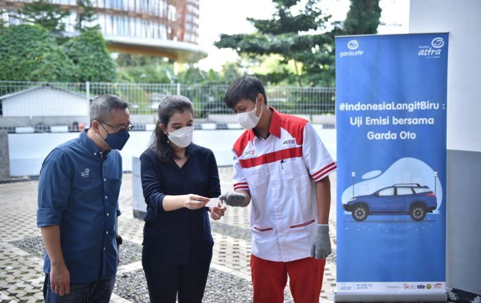 Chief Operating Officer Asuransi Astra, Hendry Yoga memantau pelaksanaan uji emisi kendaraan salah satu pelanggan Garda Oto dalam rangkaian #IndonesiaLangitBiru