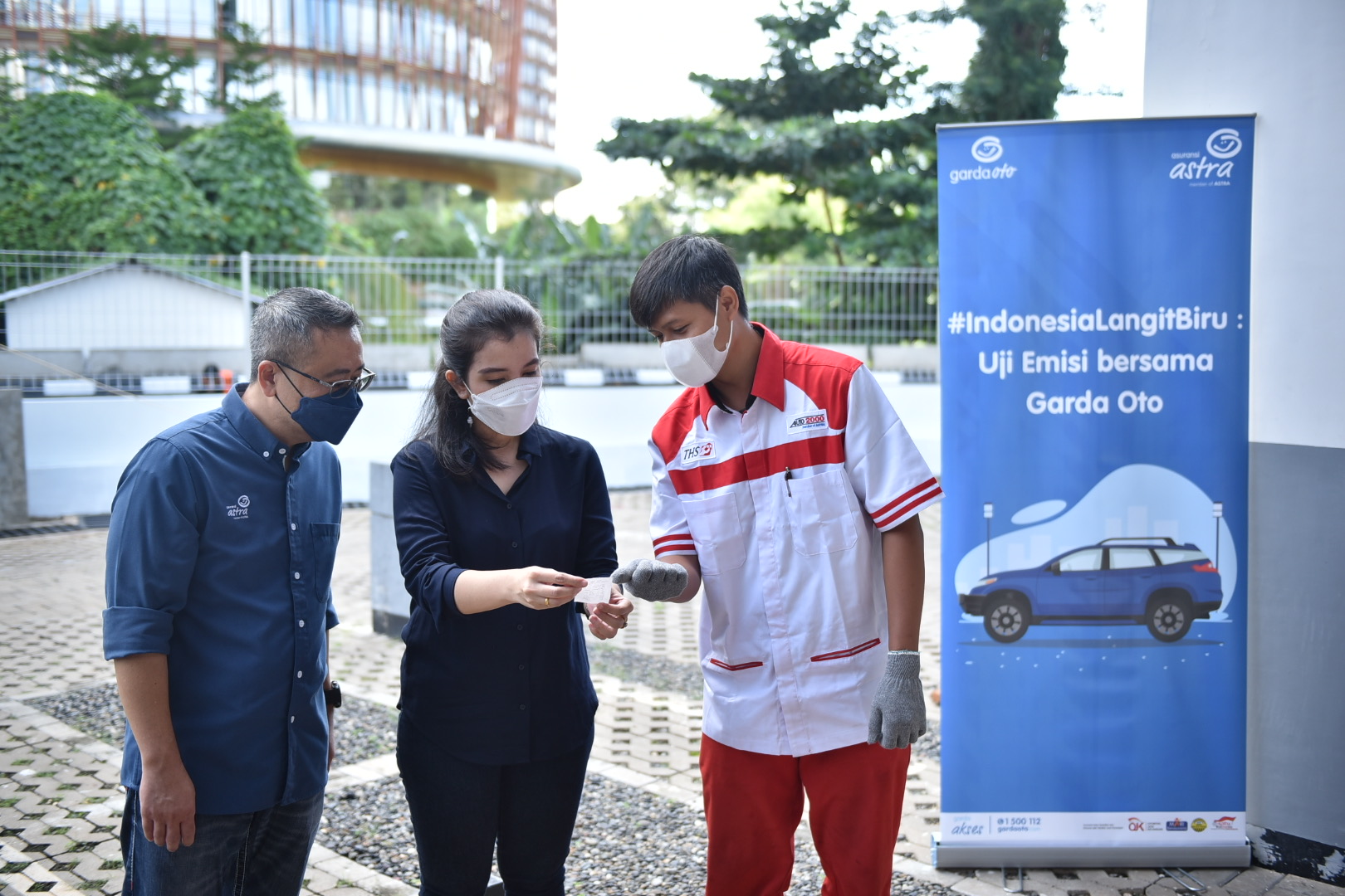 Chief Operating Officer Asuransi Astra, Hendry Yoga memantau pelaksanaan uji emisi kendaraan salah satu pelanggan Garda Oto dalam rangkaian #IndonesiaLangitBiru
